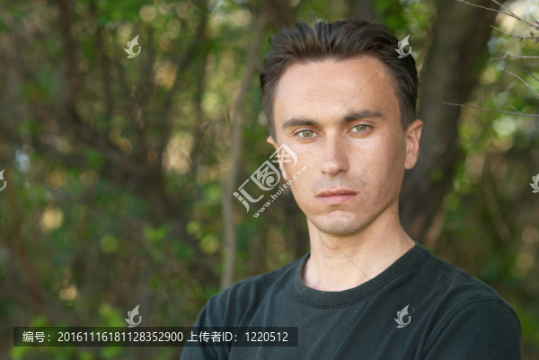 森林里的人的畫像