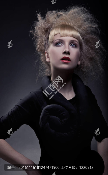 時尚的女人以驚人的發(fā)型時尚寫真