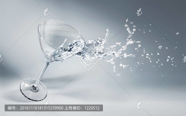 漂亮背景上的水和冰