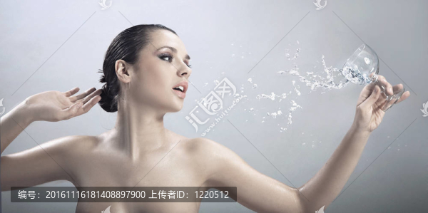 漂亮的小姐拿著一杯礦泉水