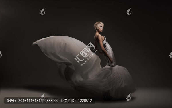 年輕貌美的女人穿著華麗的連衣裙