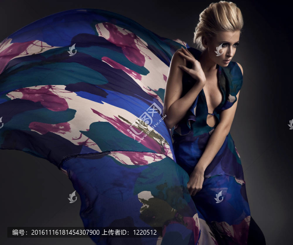 浪漫的照片一個(gè)金發(fā)女郎穿著五顏六色的連衣裙