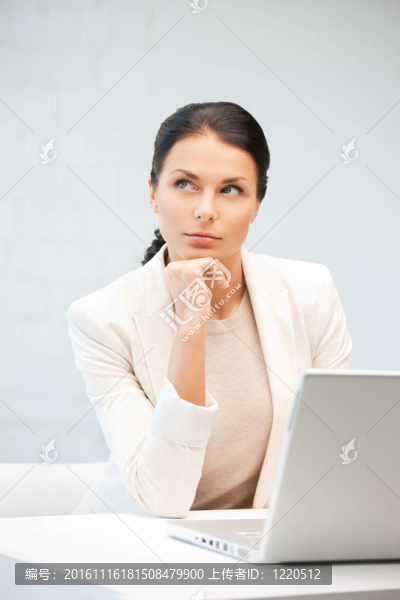 憂郁的女人與筆記本電腦