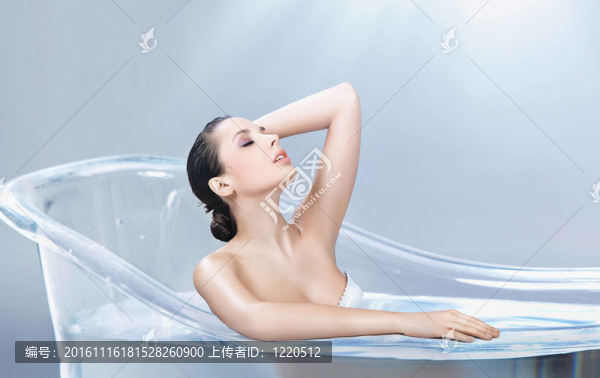 在玻璃浴缸里的完美美