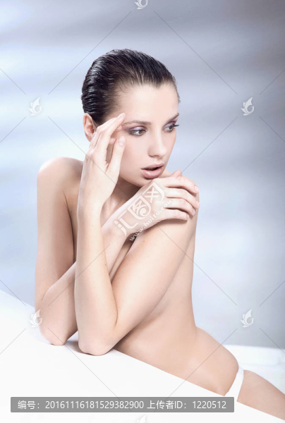 美麗的年輕女士在一個(gè)水療中心