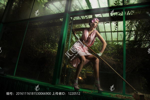 清潔的女人穿著粉紅色的衣服