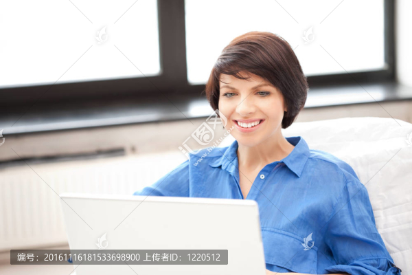 帶著筆記本電腦的快樂女人