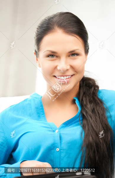 幸福的女人用平板電腦電腦