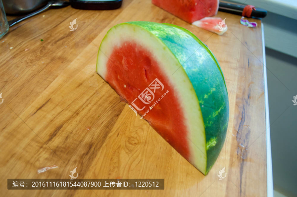 一半的西瓜-匯圖網(wǎng) www.fosd68.com 一半的西瓜
