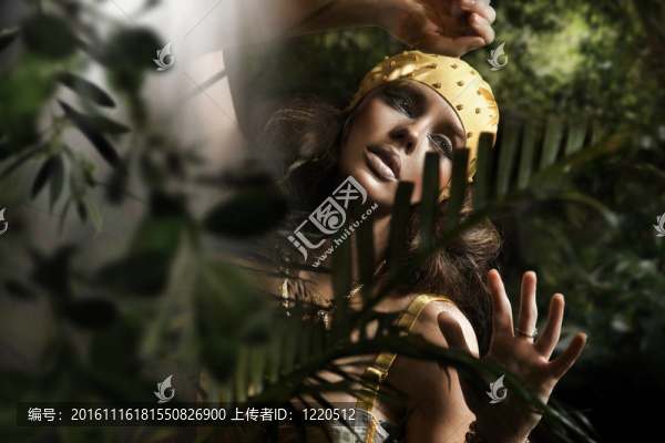 年輕美麗的黑發(fā)女士的畫像