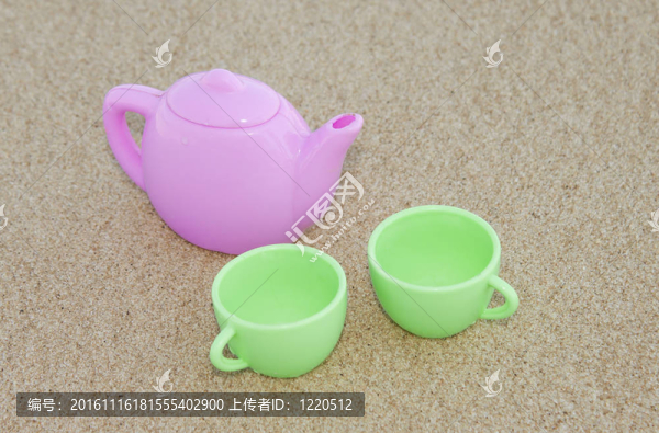 沙灘上的玩具杯