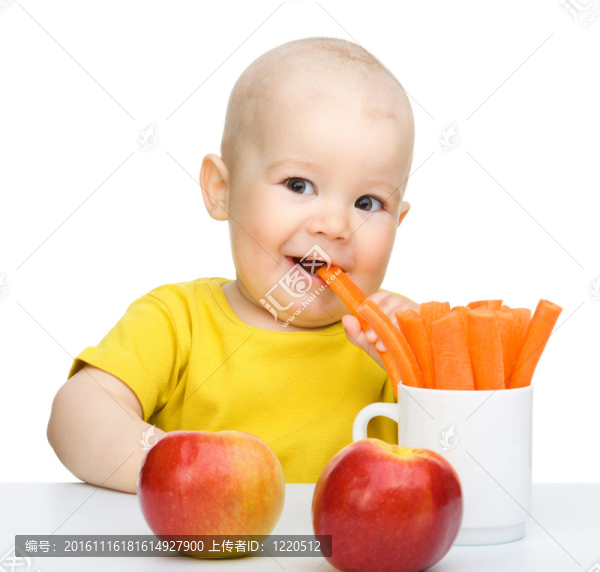 可愛的小男孩吃胡蘿卜和蘋果