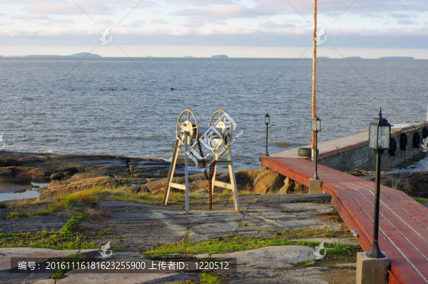 海上碼頭和地平線上的島嶼日落