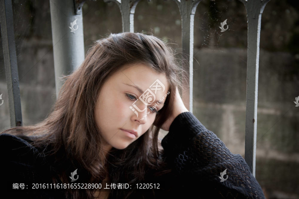 十幾歲的女孩考慮周到的麻煩