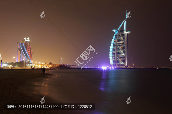 朱美拉海灘Burj,Al,Arab和Jumeirah,Beach酒店在夜間照明。迪拜；阿拉伯聯(lián)合酋長