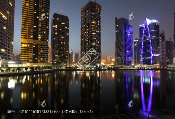 美拉湖塔在夜間。迪拜；阿拉伯聯(lián)合酋長國