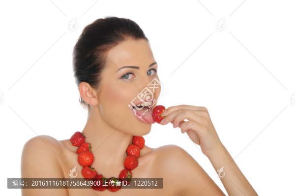 美麗的女人與珠寶從草莓