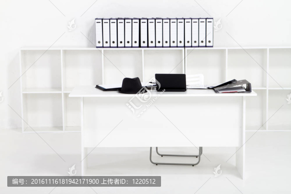 簡單的白色辦公室