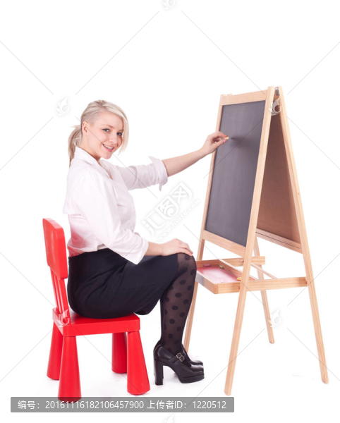 年輕漂亮的女老師在黑板上寫字