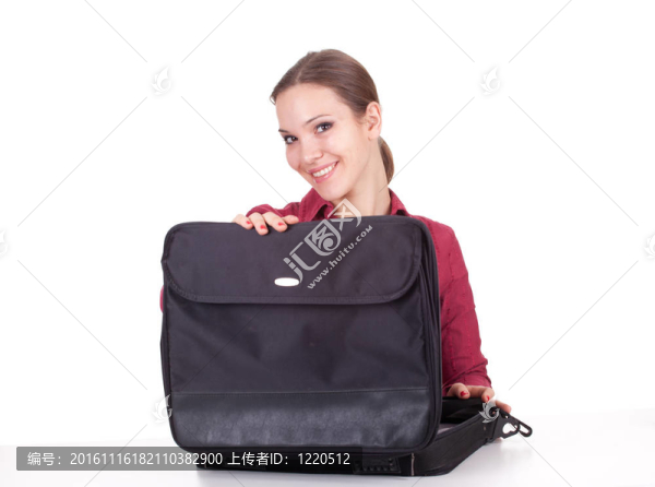微笑；年輕的棕色頭發(fā)的女人與筆記本電腦包