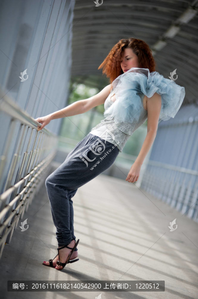 年輕的女孩在人行道的姿勢(shì)