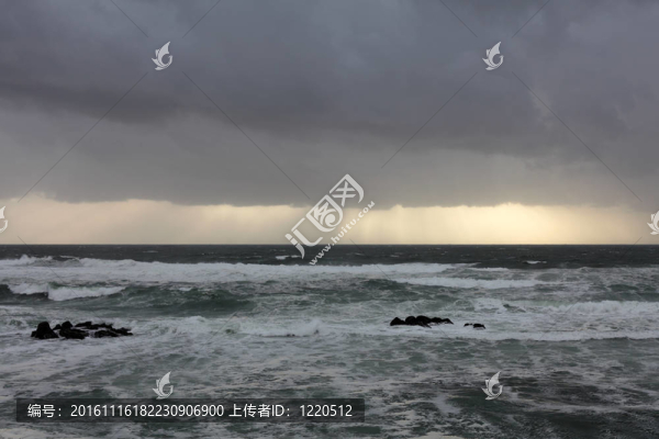 暴風(fēng)雨前的海邊