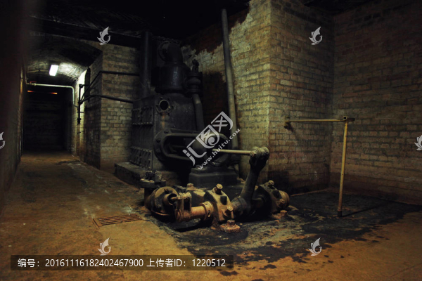 黑暗建筑中的舊機(jī)器