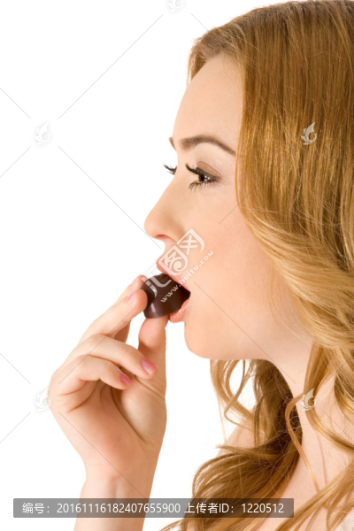 女人吃巧克力糖果