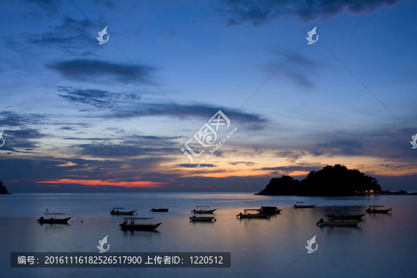 海景日落和船的剪影