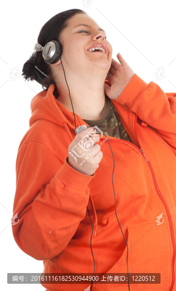 胖的年輕女子在橙色運(yùn)動衫，頭戴式耳機(jī)和MP3播放器