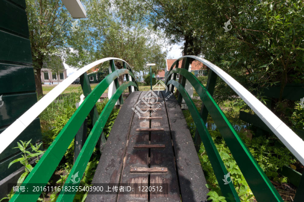 木制的人行橋