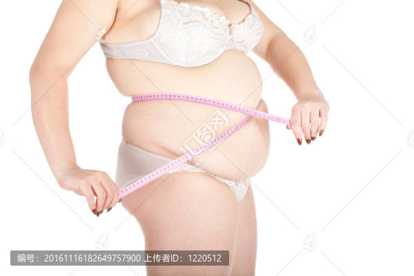 超重；穿著白色內(nèi)衣的胖女人測量她的胃