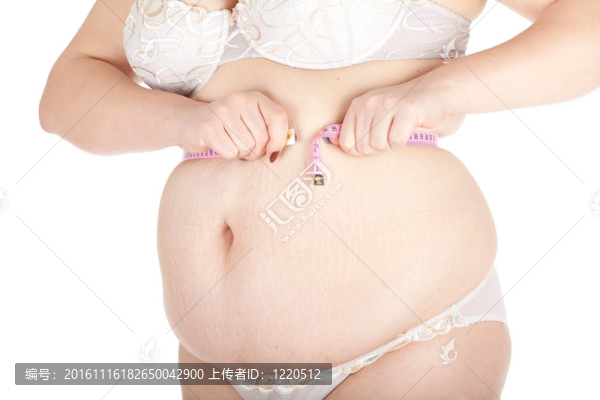 超重；穿著白色內(nèi)衣的胖女人測量她的胃