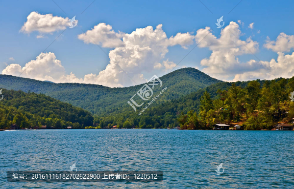 美麗的湖和山觀