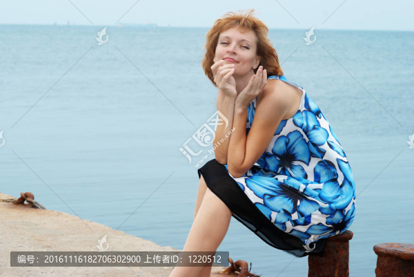 美麗的女人坐在系泊