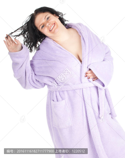 微笑的黑頭發(fā)超重；在浴袍的胖女人