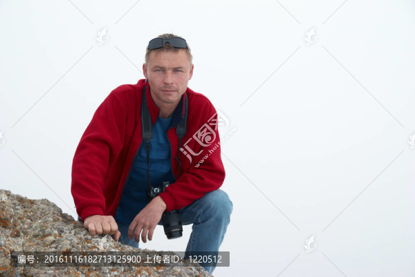 人的手勢在巖石上