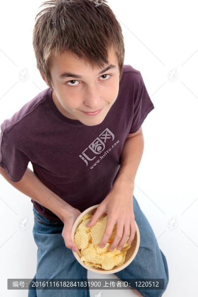 吃土豆片的男孩