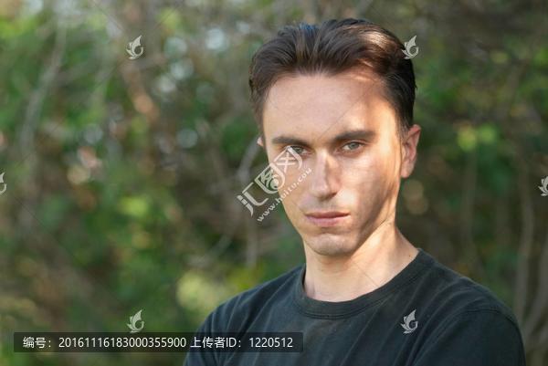 森林里的人的畫像