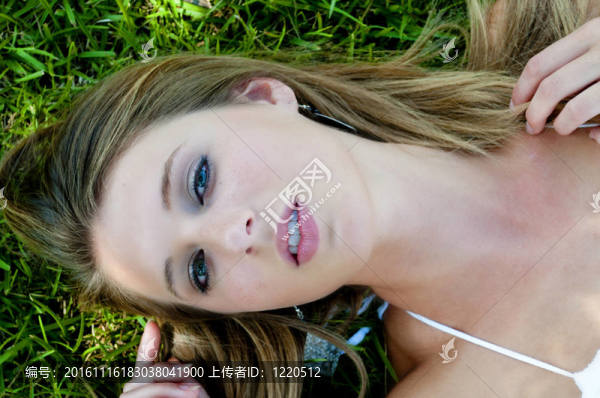 草中的美麗女人