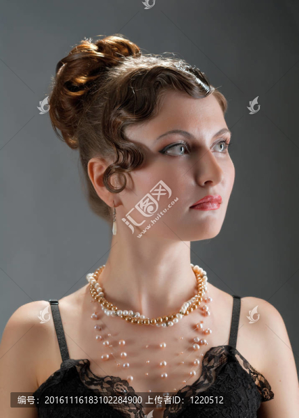 女性復(fù)古復(fù)興畫像。