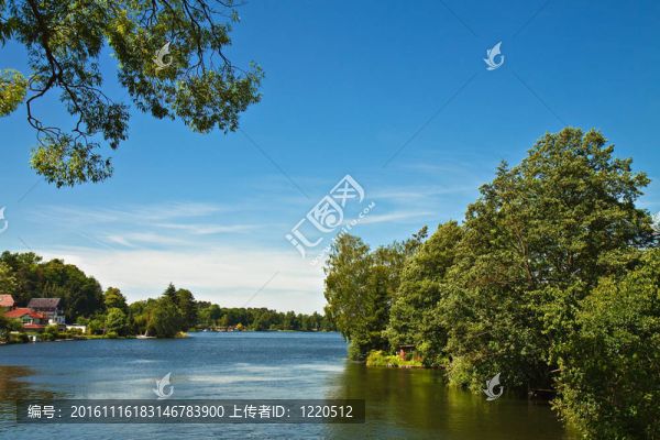 一個湖和天空的景觀。