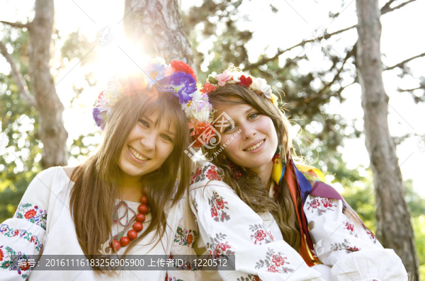 在國(guó)家的斯拉夫的服裝在戶外兩個(gè)女孩。