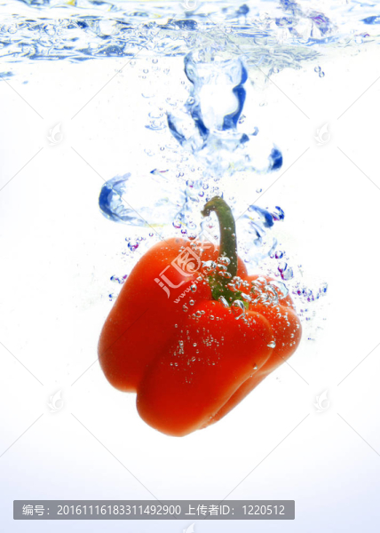 紅辣椒落在水上