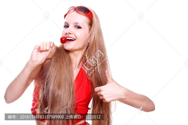 穿著紅色裙子的女人