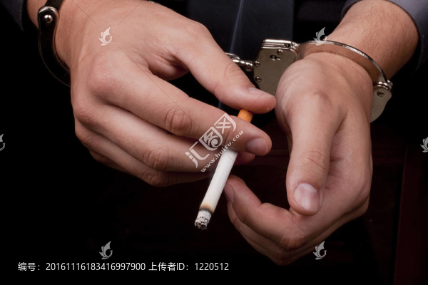 逮捕戴上手銬