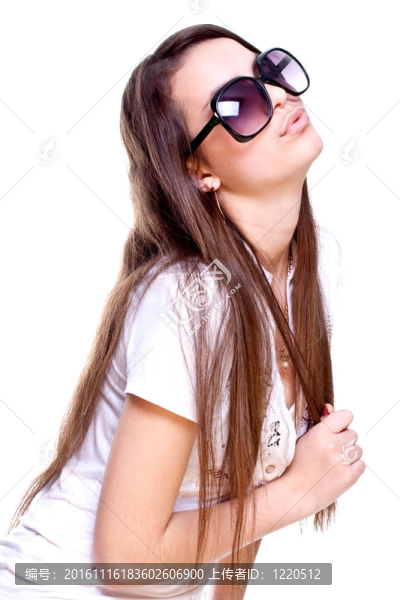 穿戴眼鏡的白色襯衫的女人