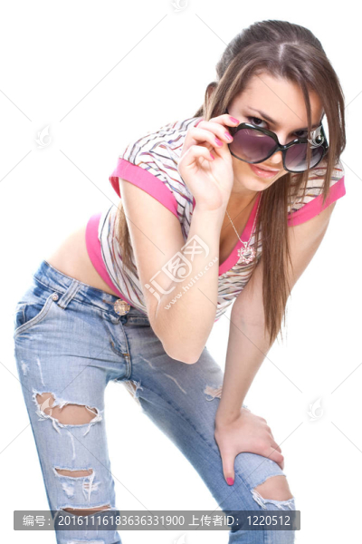 戴著眼鏡的粉紅色襯衫的女人