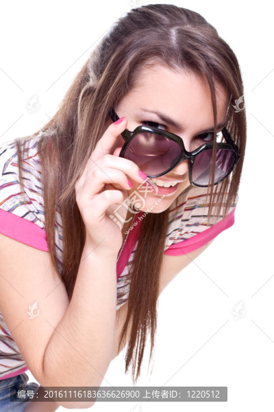 戴著眼鏡的粉紅色襯衫的女人