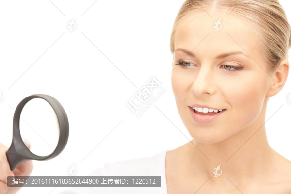 帶放大鏡的女人
